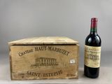 une vieille caisse en bois avec une bouteille de vin posée à côté
