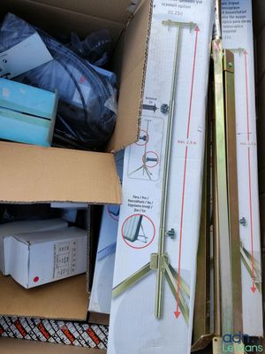 une boîte en carton remplie d'objets de toutes sortes