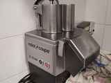 un mixeur posé sur un plan de travail dans une cuisine