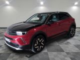 un SUV Toyota C-HR rouge et noir garé sur un sol à damier