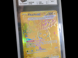 une carte Pokémon dans un étui en plastique transparent sur fond noir