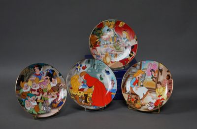 quatre assiettes disney posées les unes sur les autres sur une table