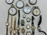 de nombreux modèles de montres exposés sur une table