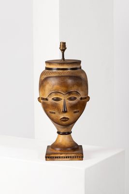 Travail MODERNE Lampe anthropomorphe en céramique à décor de…