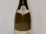 une bouteille de vin posée sur une table