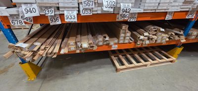 de nombreuses caisses en bois sur les étagères du magasin