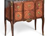 une image d'une commode avec un plateau en marbre