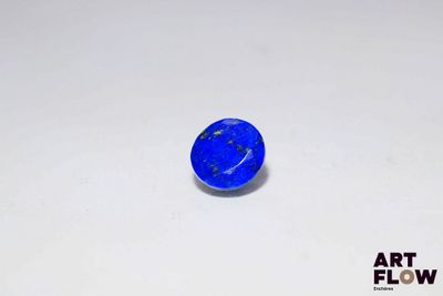 gros plan d'une pierre bleue sur une surface blanche