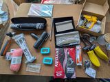 une table sur laquelle sont posés de nombreux objets, notamment des ciseaux, de la colle, de la colle, un pistolet à colle, un pistolet à colle, un pistolet à colle, un pistolet à colle, de la colle