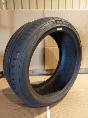 une photo d'un pneu posé sur une boîte en carton