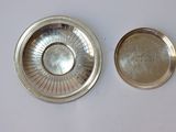 un plat en argent avec un couvercle et un plat en argent avec un couvercle en argent