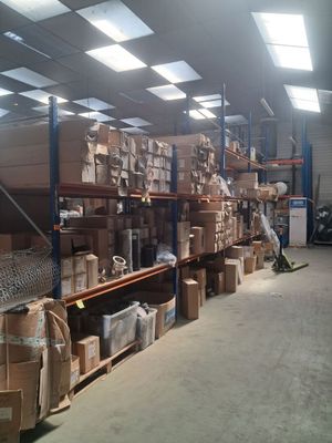 un grand entrepôt où s'entassent des cartons à n'en plus finir sur les étagères
