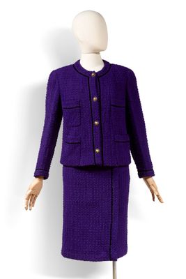 un tailleur-jupe violet pour femme et une veste, présentés sur un mannequin