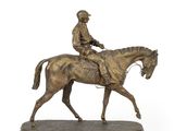 statue d'un homme à cheval sur un socle en bois