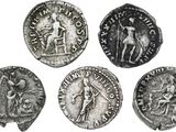 six pièces de monnaie romaines anciennes, dont l'une représente un homme à cheval