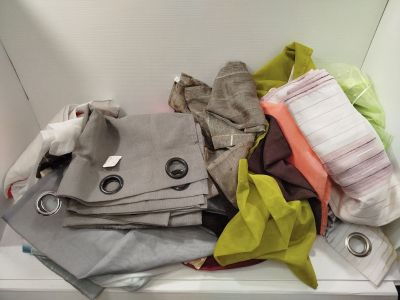 une pile de vêtements posée sur une étagère dans un placard
