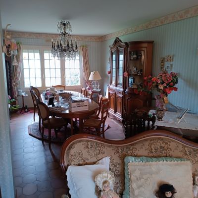 an image of a living room with a table and chairs