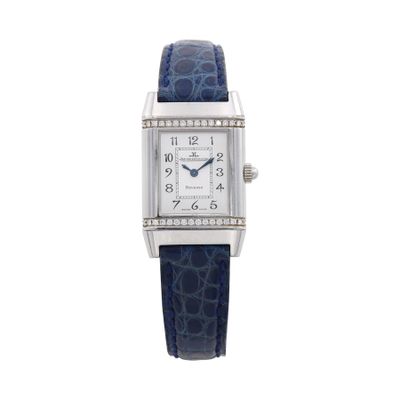 un gros plan d'une montre sur fond blanc, avec un bracelet bleu