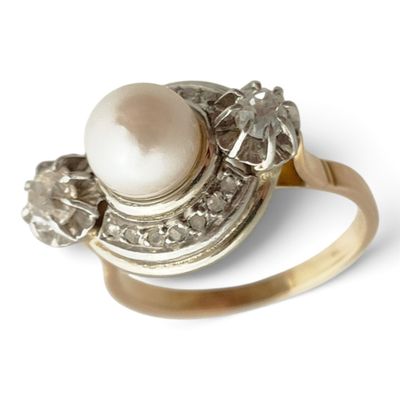 une image d'une bague en perles et diamants sur fond blanc
