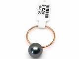 un gros plan d'une bague ornée d'une perle noire