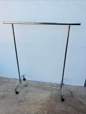 une photo d'un portant à vêtements en métal équipé de roulettes