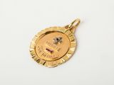 gros plan d'une médaille d'or sur une surface blanche