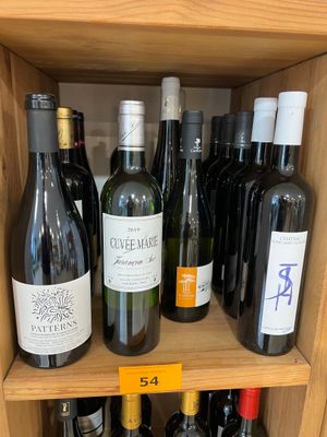 de nombreuses bouteilles de vin sur les étagères du magasin