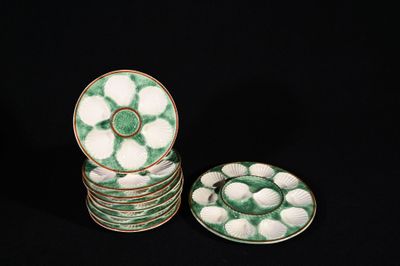 un lot de six assiettes vertes et blanches ornées de coquillages