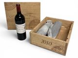 une bouteille de vin dans un coffret en bois à côté d'une bouteille de vin