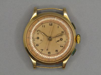 une image représentant une montre-bracelet en or avec des chiffres romains