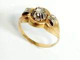 une image représentant une bague en or sertie d'un diamant blanc et de deux diamants noirs
