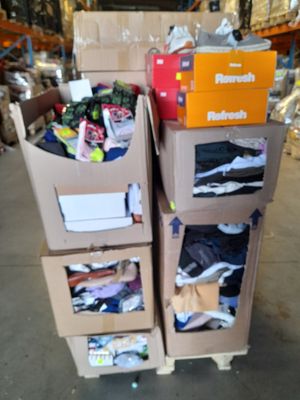 de nombreux cartons empilés les uns sur les autres dans un entrepôt