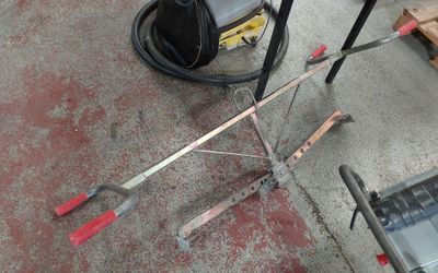 un ordinateur portable posé par terre à côté d'une paire de skis
