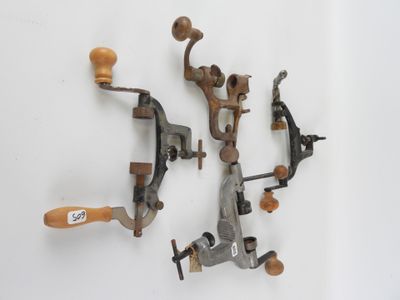 quatre types différents de pinces sont fixés au mur