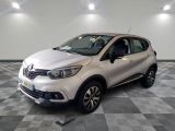 une voiture blanche est garée sur le sol à carreaux d'un garage
