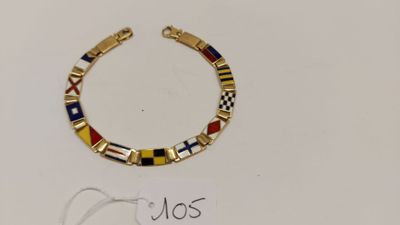 gros plan d'un bracelet sur une surface blanche