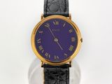 une image d'un gros plan d'une montre-bracelet sur une surface blanche
