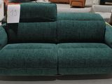 un canapé vert exposé dans un magasin