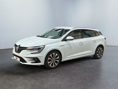 une voiture blanche garée dans une pièce au sol noir