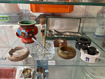 une vitrine en verre contenant divers objets