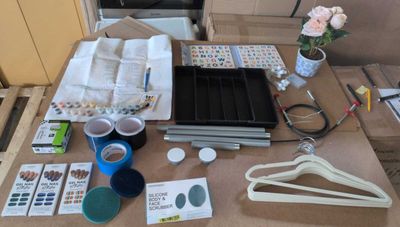 une table sur laquelle se trouvent plusieurs objets