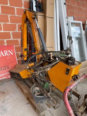 une machine posée sur une palette à côté d'un mur de briques