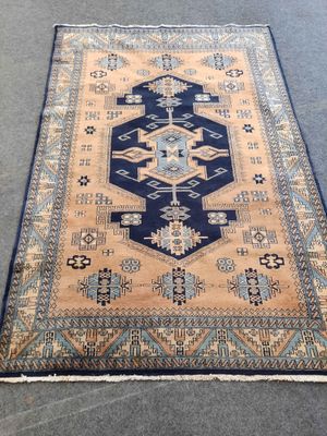 un tapis bleu et beige sur un sol gris