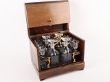 une boîte en bois contenant un service de verres à vin
