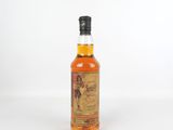 une bouteille de whisky posée sur une surface blanche