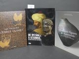 trois livres posés sur une table l'un à côté de l'autre