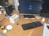 un bureau sur lequel se trouvent un écran d'ordinateur, un clavier, une souris et d'autres objets