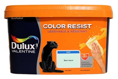 un gros plan sur un pot de peinture sur lequel figure un chat