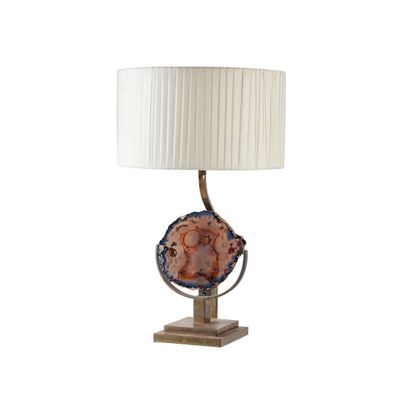 un gros plan d'une lampe posée sur une table, avec un abat-jour blanc