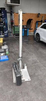 une photo d'une voiture en cours de réparation dans un garage